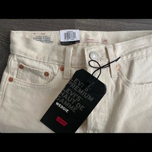 Wedgie Icon Fit in Ecru